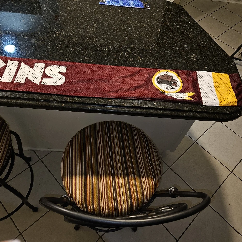 RETIRED - Washington Redskins Football Team Scarf. Official NFL Product.